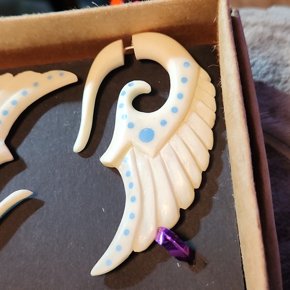 BEAUTIFUL EARRINGS MADE FROM BONE - Picture 3 of 5